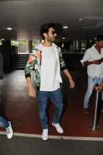Kartik Aaryan Spotted At Airport on 27th March 2018 (28)_5abb55706ff9d.JPG