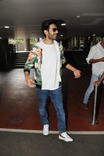 Kartik Aaryan Spotted At Airport on 27th March 2018 (29)_5abb557235af2.JPG