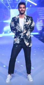 Angad Bedi Showstopper For Designer Narendra Kumar At Bombay Times Fashion Week on 1st April 2018 (29)_5ac24caae2062.JPG