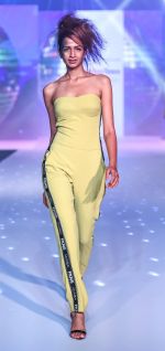 Model walk the ramp for Designer Narendra Kumar At Bombay Times Fashion Week on 1st April 2018 (39)_5ac24d986f498.JPG