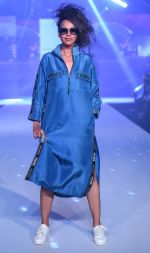 Model walk the ramp for Designer Narendra Kumar At Bombay Times Fashion Week on 1st April 2018 (44)_5ac24da3a37aa.JPG