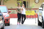 Kareena Kapoor, Amrita Rao spotted at gym in bandra, mumbai on 4th April 2018 (6)_5ac5cece9ce29.JPG