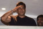 Salman Khan waves out to his fans post his return after getting bail in the poaching case on 7th April 2018 (24)_5ac9acfbd3f2b.jpg