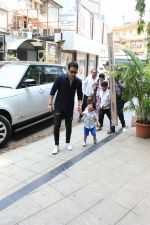 Tusshar Kapoor with son Lakshya spotted at bandra on 7th April 2018 (5)_5ac9ac92173bd.JPG