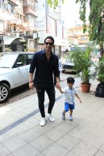 Tusshar Kapoor with son Lakshya spotted at bandra on 7th April 2018 (7)_5ac9ac94e0628.JPG
