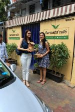 Kajal Aggarwal spotted at Farmer_s Cafe in bandra, mumbai on 11th April 2018 (3)_5aceffd6c945d.JPG