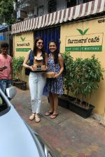 Kajal Aggarwal spotted at Farmer_s Cafe in bandra, mumbai on 11th April 2018 (4)_5aceffd873654.JPG