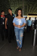 Divya Dutta Spotted At Airport on 13th April 2018 (1)_5ad1b66397fca.jpg