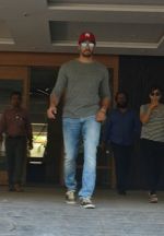 Sidharth Malhotra spotted at bandra (2)_5adebba0caca0.jpg