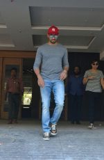 Sidharth Malhotra spotted at bandra (4)_5adebba6021f7.jpg