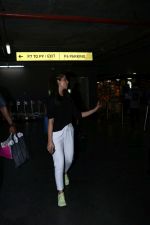 Yami Gautam Spotted At Airport on 17th April 2018 (22)_5adf2d28a3504.JPG