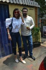 Shilpa Shetty & Raj Kundra spotted at Farmer_s Cafe in bandra, mumbai on 18th April 2018(20)_5ae016be095f2.JPG