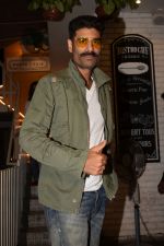 Sikander Kher snapped at Grandmama�s All Day Cafe on 28th April 2018 (10)_5ae56744c2360.JPG