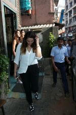 Huma Qureshi spotted at Pali village Cafe in bandra on 30th April 2018 (15)_5ae819d747223.JPG