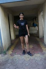 Pooja hegde spotted at Bandra on 30th April 2018 (5)_5ae81a0810b42.JPG