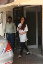 Kareena Kapoor spotted at gym on 1st May 2018 (7)_5ae947310654a.JPG