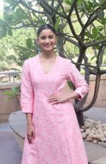 Alia Bhatt at Raazi media interactions in novotel juhu on 6th May 2018 (28)_5af06465978b0.jpg