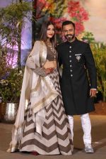 Sonam Kapoor and Anand Ahuja_s Wedding Reception on 8th May 2018 (93)_5af44376d9463.JPG