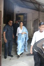 Sonam Kapoor with team of Veere Di Wedding spotted at dubbing studio in bandra on 24th May 2018 (10)_5b0c0a5064539.JPG