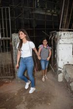 Riddhima Kapoor and daughter spotted at Kromakay Salon juhu on 29th May 2018 (16)_5b0eaa605ccc0.JPG