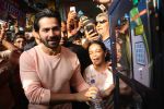 Varun Dhawan takes part in beach clean-up drive on the occasion of World environment day at juhu beach on 5th June 2018 (14)_5b177ea1a2829.JPG