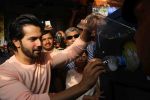 Varun Dhawan takes part in beach clean-up drive on the occasion of World environment day at juhu beach on 5th June 2018 (17)_5b177eac34591.JPG