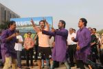 Varun Dhawan takes part in beach clean-up drive on the occasion of World environment day at juhu beach on 5th June 2018 (29)_5b177ecf11897.JPG