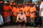 Varun Dhawan takes part in beach clean-up drive on the occasion of World environment day at juhu beach on 5th June 2018 (32)_5b177ed74a2ee.JPG