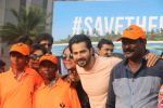 Varun Dhawan takes part in beach clean-up drive on the occasion of World environment day at juhu beach on 5th June 2018 (33)_5b177ed9bd2d9.JPG