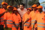 Varun Dhawan takes part in beach clean-up drive on the occasion of World environment day at juhu beach on 5th June 2018 (34)_5b177edc803e7.JPG