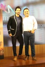 Varun Dhawan at the launch of Amish Tripati_s new book Suheldev in Title Waves, bandra on 11th June 2018 (13)_5b1f72f6343e5.JPG