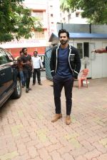 Varun Dhawan at the launch of Amish Tripati_s new book Suheldev in Title Waves, bandra on 11th June 2018 (5)_5b1f72e2d1209.JPG