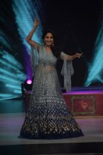 Madhuri Dixit on the sets of Colors dance realty show Dance Deewane in filmcity on 13th June 2018 (7)_5b220572eabc1.JPG