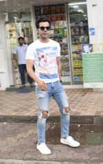 Rajkummar Rao spotted at juhu on 18th June 2018 (5)_5b28a4dee6bb6.jpg