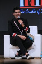 Manish Malhotra at the Launch of Learn from Manish Malhotra at St Andrews in bandra on 20th June 2018 (27)_5b2b433dedcc5.JPG