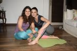 Surveen Chawla doing yoga on the eve of World Yoga Day at her andheri house on 20th June 2018 (4)_5b2b43a1e1465.JPG