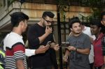 Arjun Kapoor birthday cake cutting at his juhu residence on 26th June 2018 (38)_5b3313f5921f0.jpg