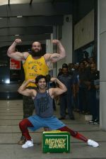 Varun Dhawan with WWE Superstar Braun Strowman at gym in Khar on 22nd July 2018 (7)_5b557ba4bf049.jpg