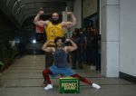 Varun Dhawan with WWE Superstar Braun Strowman at gym in Khar on 22nd July 2018 (9)_5b557ba8b185d.jpg
