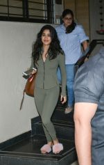 Janhvi Kapoor Spotted At Matrix Office In Bandra on 30th July 2018 (4)_5b6078f81d85e.jpg