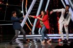 Anil Kapoor, Manish Paul at the promotions of film Fanney Khan On The Sets Of Indian Idol in Yashraj Studio, Andheri on 1st Aug 2018 (117)_5b62b32a8fb61.JPG