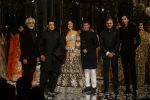 Salman Khan, Katrina Kaif at Red Carpet for Manish Malhotra new collection Haute Couture on 1st Aug 2018 (1)_5b62bafcde7cf.JPG