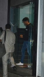 Farhan Akhtar spotted at bandra on 4th Aug 2018 (2)_5b67c3e29b774.jpg