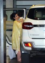 Soha Ali Khan With Daughter Inaaya Sptted At Bandra on 6th Aug 2018 (2)_5b6a915db22b4.jpg