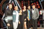 Sonakshi Sinha, Jassi Gill, Manish Paul,  Anu Malik, Neha Kakkar and Vishal Dadlani On The Sets Of Sony Indian Idol in Yashraj Studio, Andheri on 8th Aug 2018 (21)_5b6be45ca1a5c.JPG