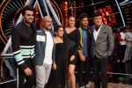 Sonakshi Sinha, Jassi Gill, Manish Paul,  Anu Malik, Neha Kakkar and Vishal Dadlani On The Sets Of Sony Indian Idol in Yashraj Studio, Andheri on 8th Aug 2018 (22)_5b6be4a661fb0.JPG