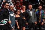 Sonakshi Sinha, Jassi Gill, Manish Paul,  Anu Malik, Neha Kakkar and Vishal Dadlani On The Sets Of Sony Indian Idol in Yashraj Studio, Andheri on 8th Aug 2018 (24)_5b6bea2c48f4b.JPG