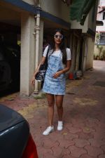 Pooja Hegde spotted at bandra on 11th Aug 2018 (4)_5b712d6aef794.jpg