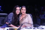 Shraddha Kapoor, Madhuri Dixit on the the sets of Colors Dance Deewane in filmcity on 20th Aug 2018 (17)_5b7bbbad292a3.JPG