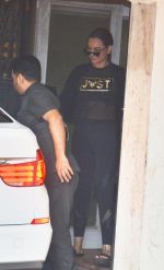 Sonakshi Sinha spotted at Pilates gym khar on 20th Aug 2018 (4)_5b7bc18ad1e0a.jpg